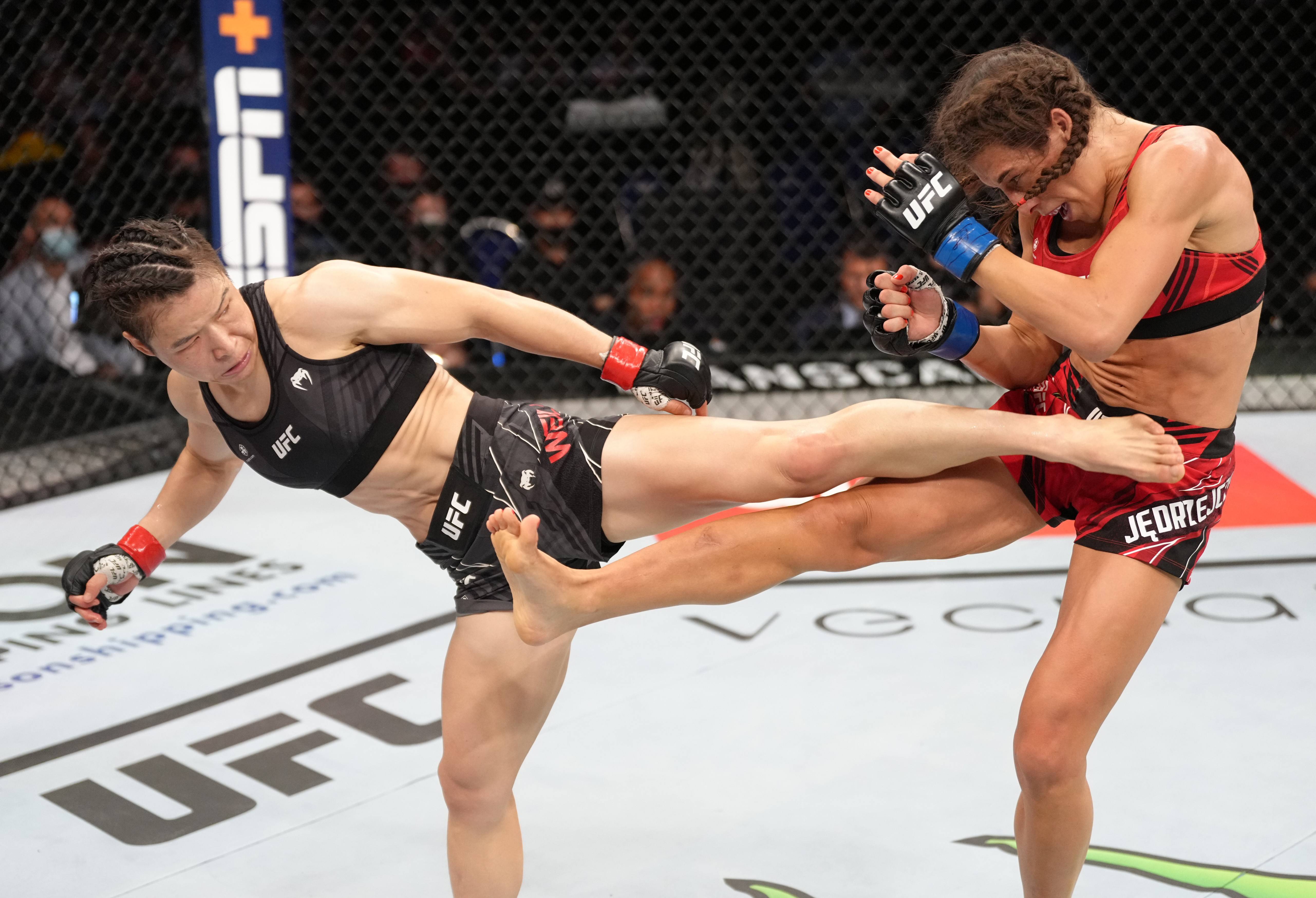 6月12日,张伟丽(右)和乔安娜·耶德尔泽西克在比赛中.