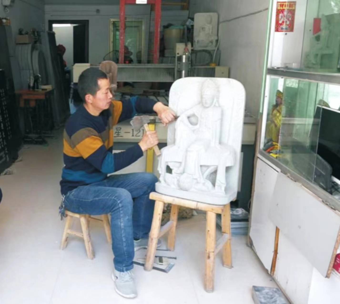 他把石头敲成艺术品_邓永佳_石刻_造像