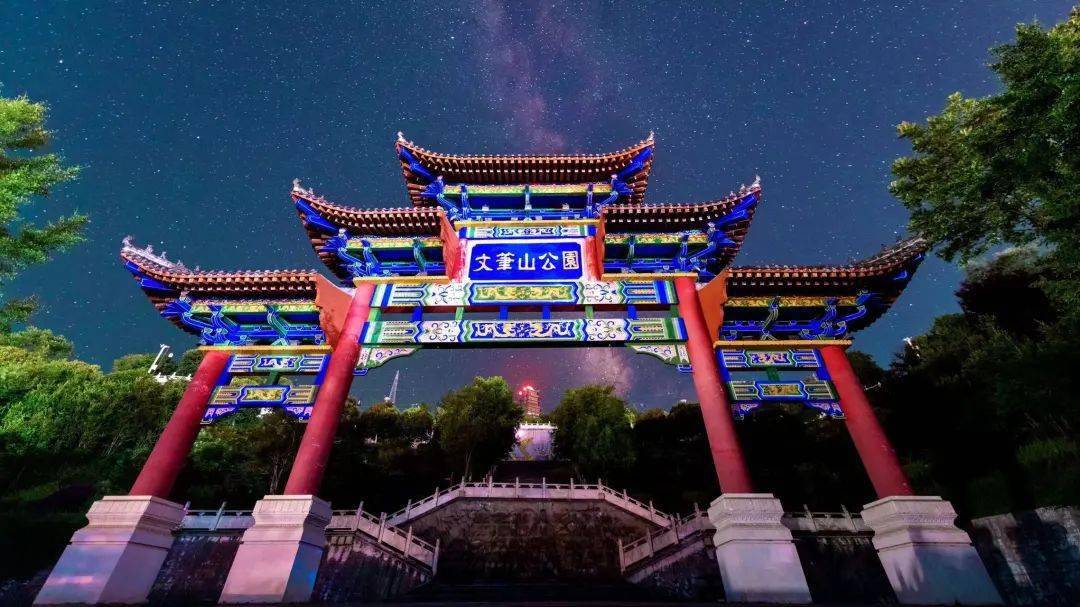 公园屹立于汉江的南岸,其山峰高耸入云,形似笔架而得此名,但紫阳文笔