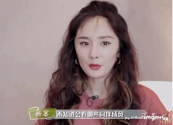 杨幂老了还不承认脸凹陷干干巴巴的伪装成少女脸像四十多的