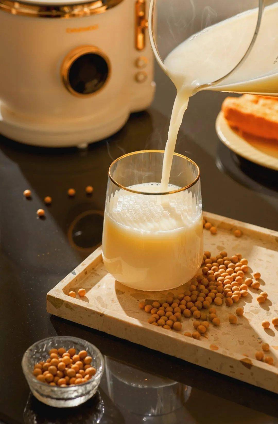 研磨细腻,低噪不扰人,一键自清洁,新鲜豆浆果汁每天随心喝!