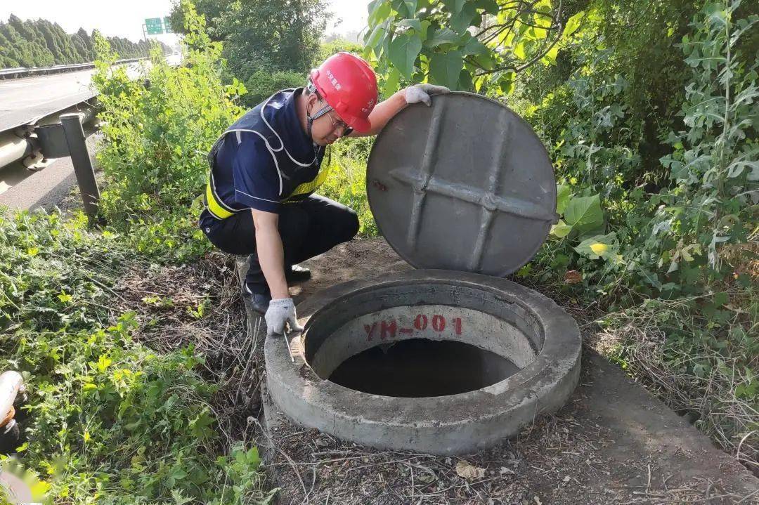 一线动态丨筑牢安全防线收费机电部开展通信管道排查整治工作