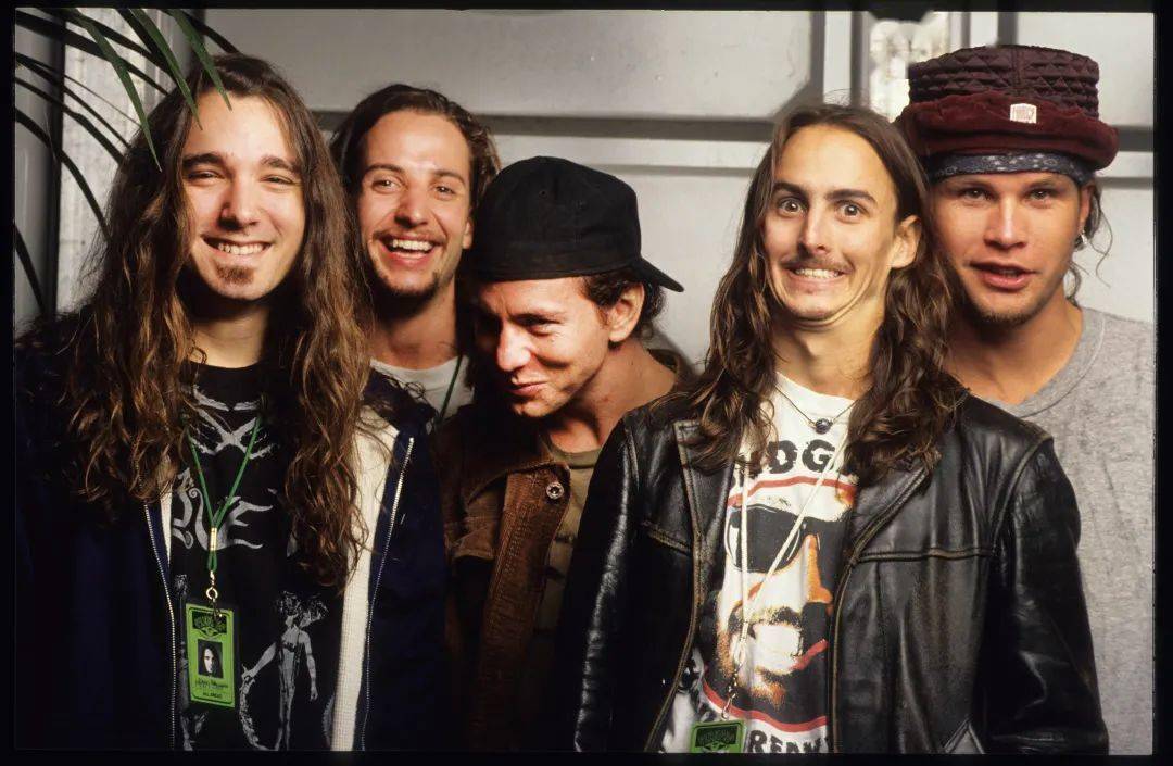 反时尚的grungerock却讽刺地变成了时尚