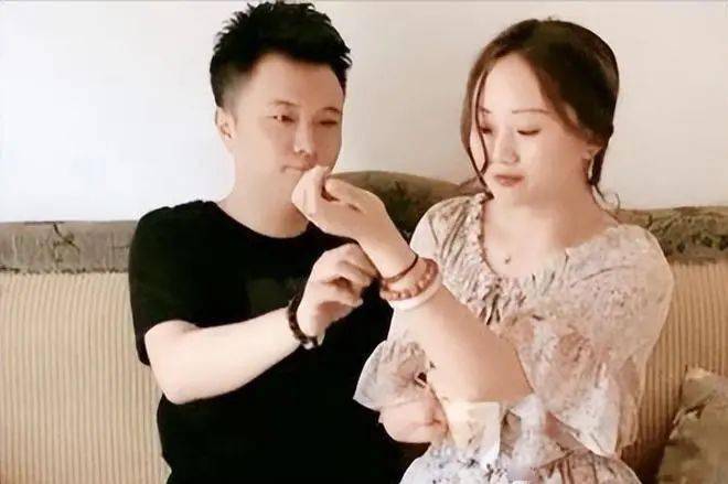 四川连体夫妇爆红无腿丈夫出轨女粉丝妻子带娃离婚如今怎样了