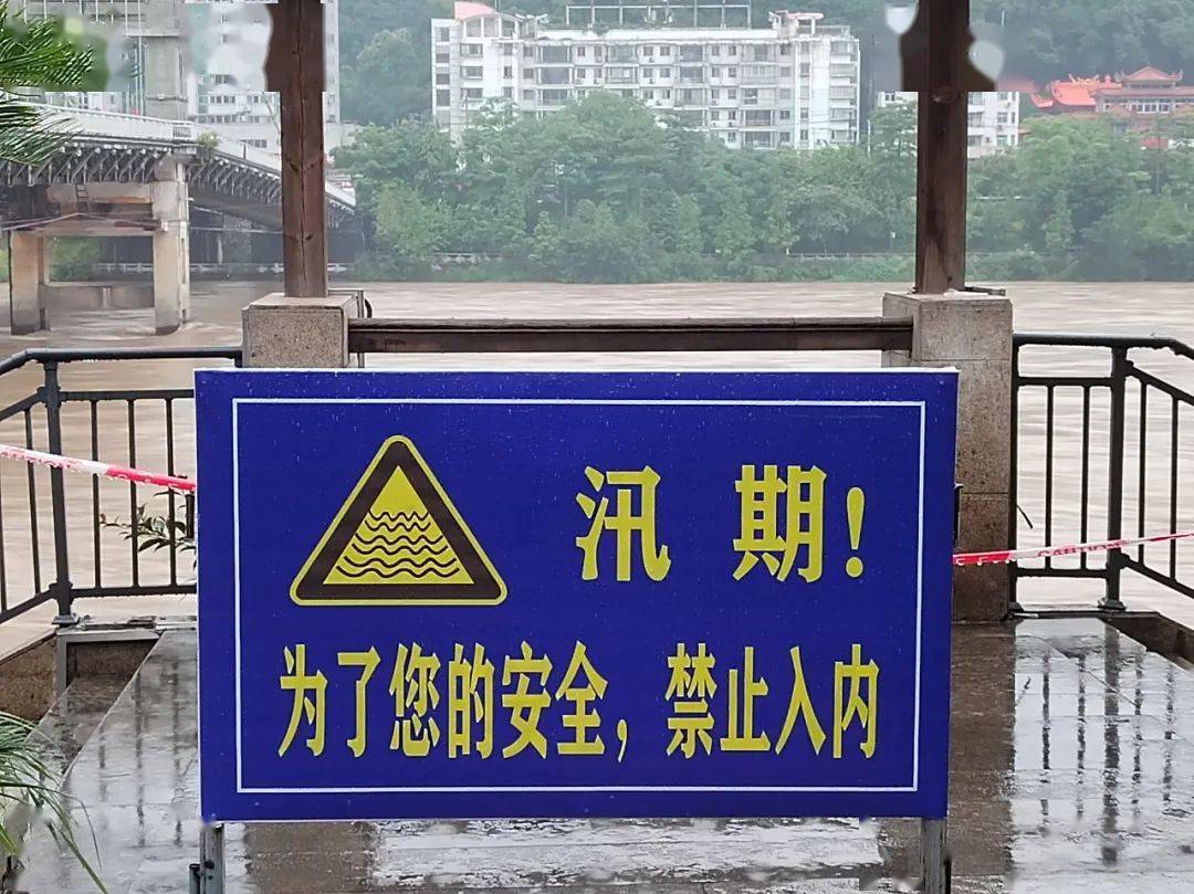目前,所有前往沙溪河岸边的入口都拉起了警戒线,设立了告示牌.
