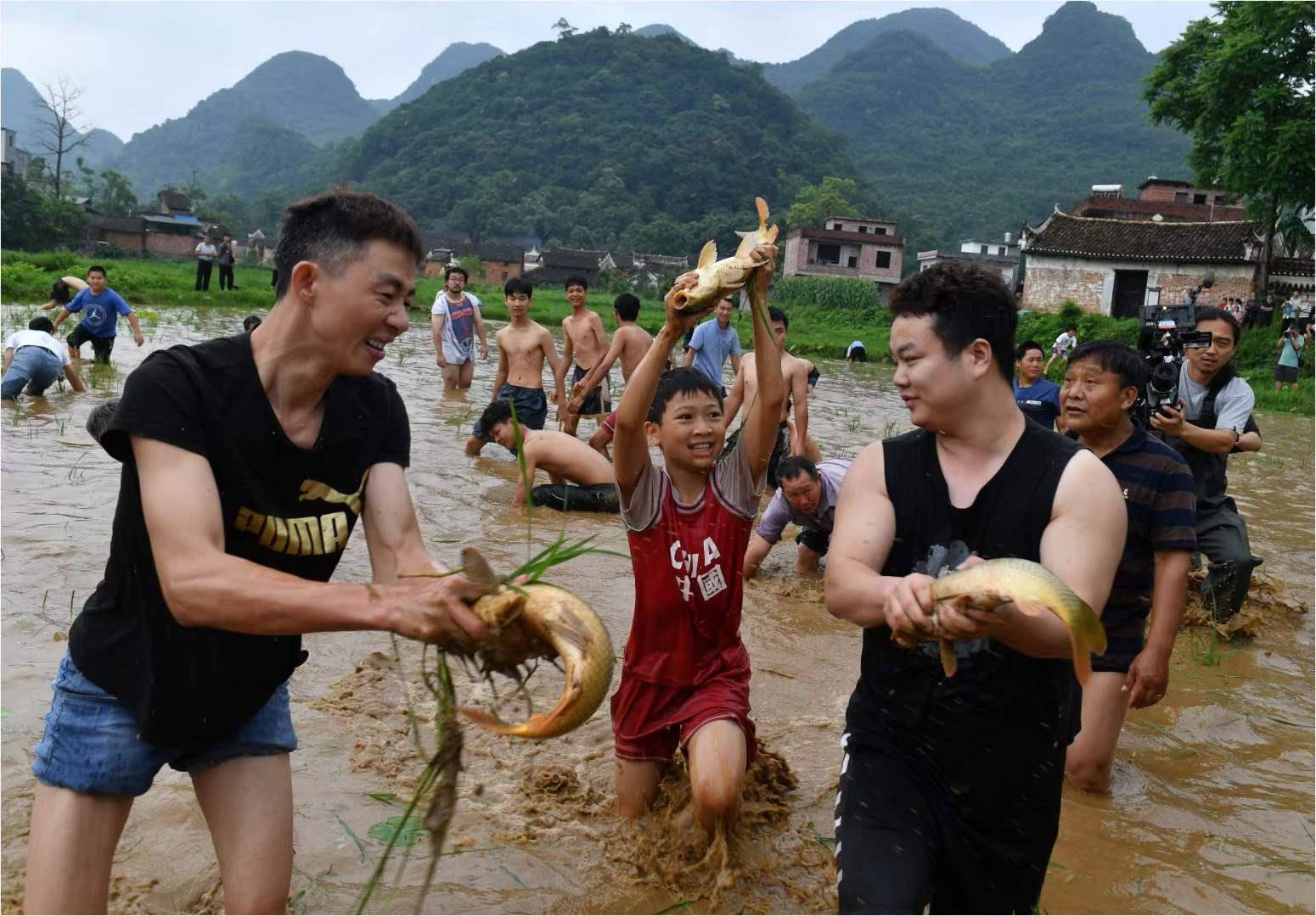 勾蓝瑶寨洗泥节图片