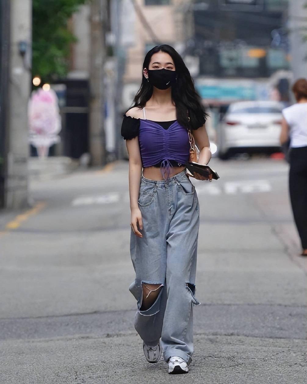 韩国妹子的街拍很有特色,成熟的夏季穿搭,越看越高级_服装_黑色_的