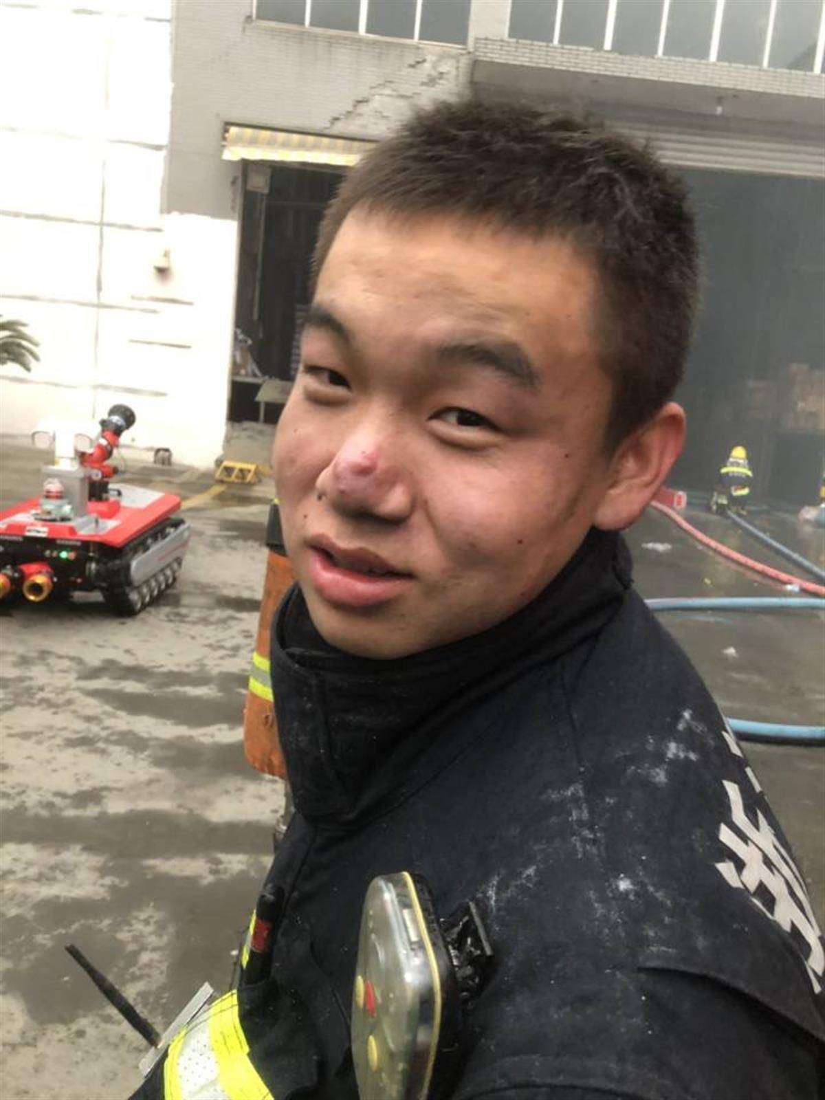 杭州2名消防员救火时牺牲00后的他自幼父母双亡90后的他刚刚结婚