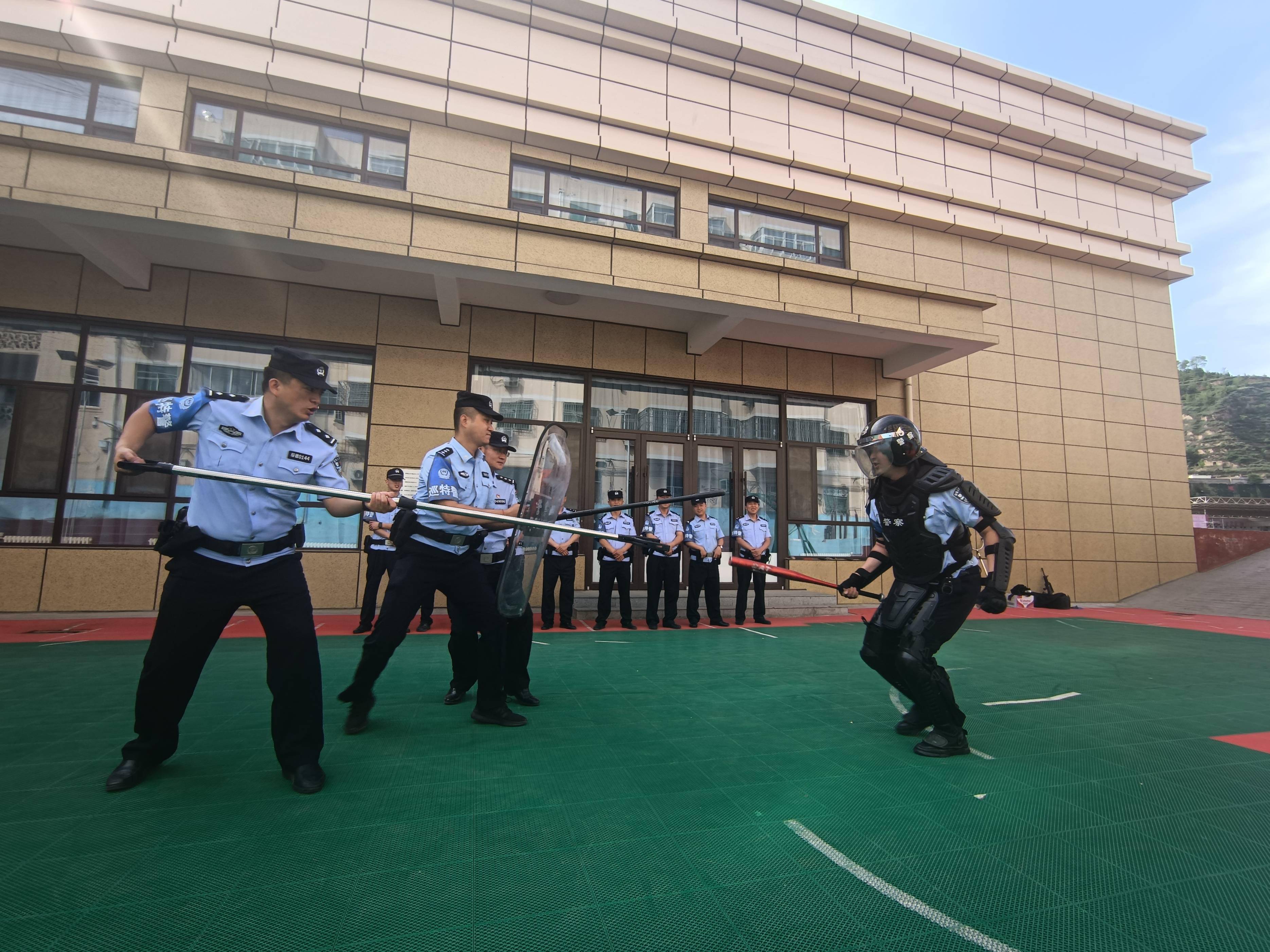 绥德县公安局巡特警大队扎实开展大练兵活动
