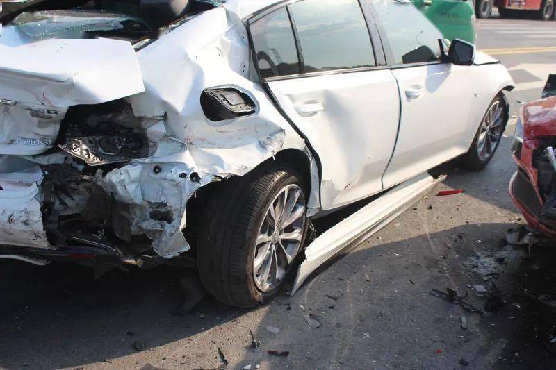 姜堰突发三车追尾只因