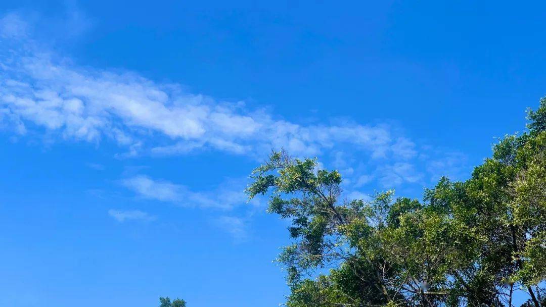 多日阴雨后重现蓝天白云