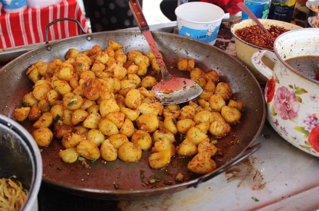 这些小吃中,比较常见的 有麻辣条,烧烤,炸土豆,爆米花等