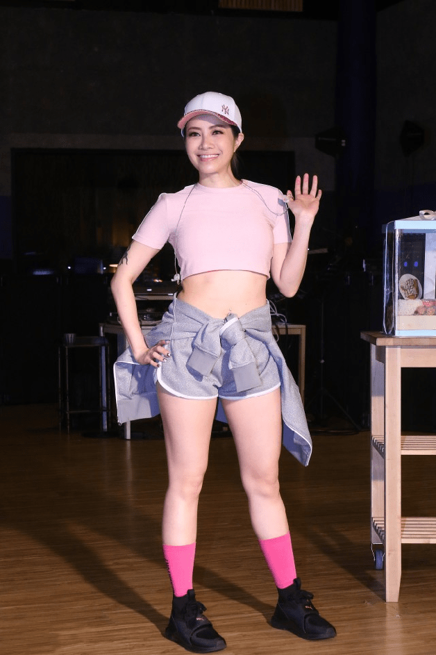 徐怀钰这甜美气质太"绝",阿姨辈的年纪穿出少女感,看着好清纯