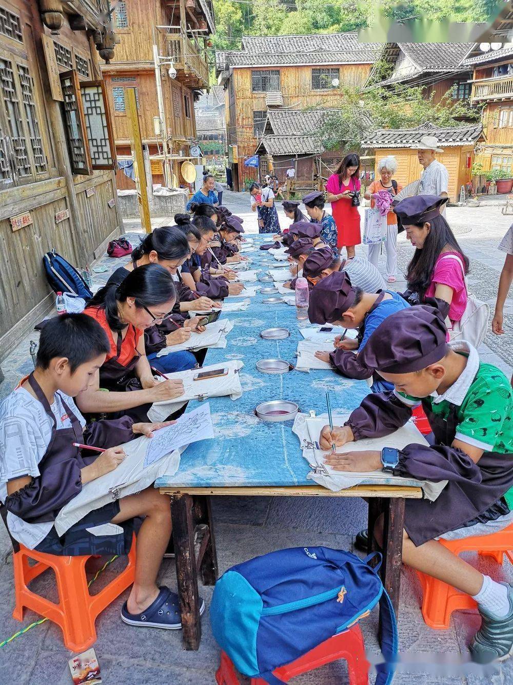 蜡染的方式表达在棉麻画布上我们将观察传统图在这次旅行中通过图案的