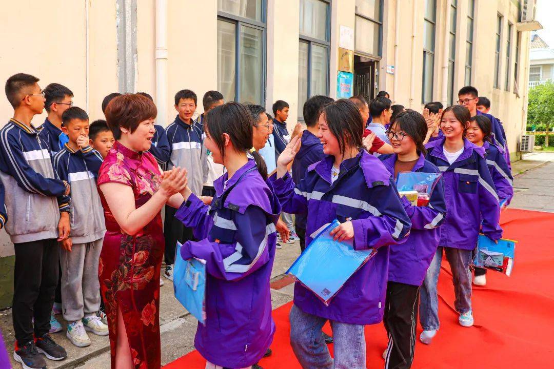 走红毯击掌拿红包昨天稼祥中学这群孩子征战中考出征啦