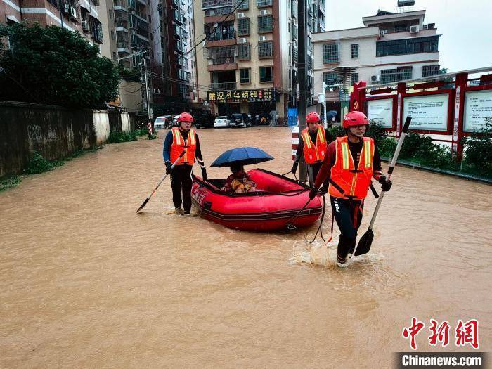 广东龙门消防暴雨中成功救出三名老人乐鱼全站app下载