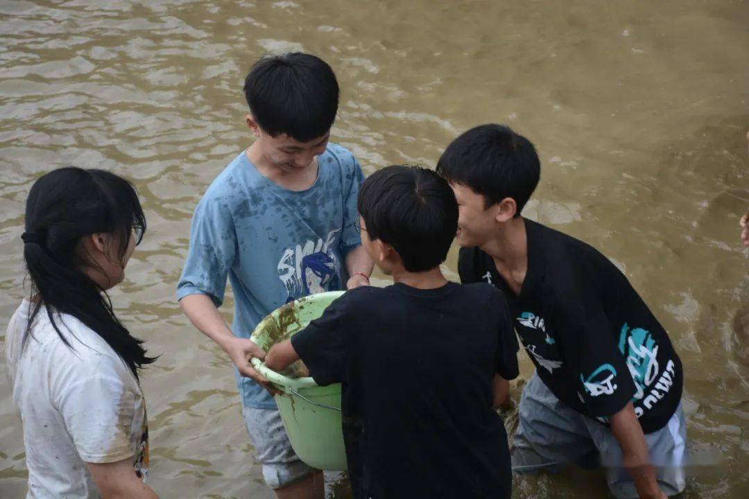 浑水摸鱼 趣味横生——高楼坪民族中学组织学生开展趣味摸鱼活动_鱼塘