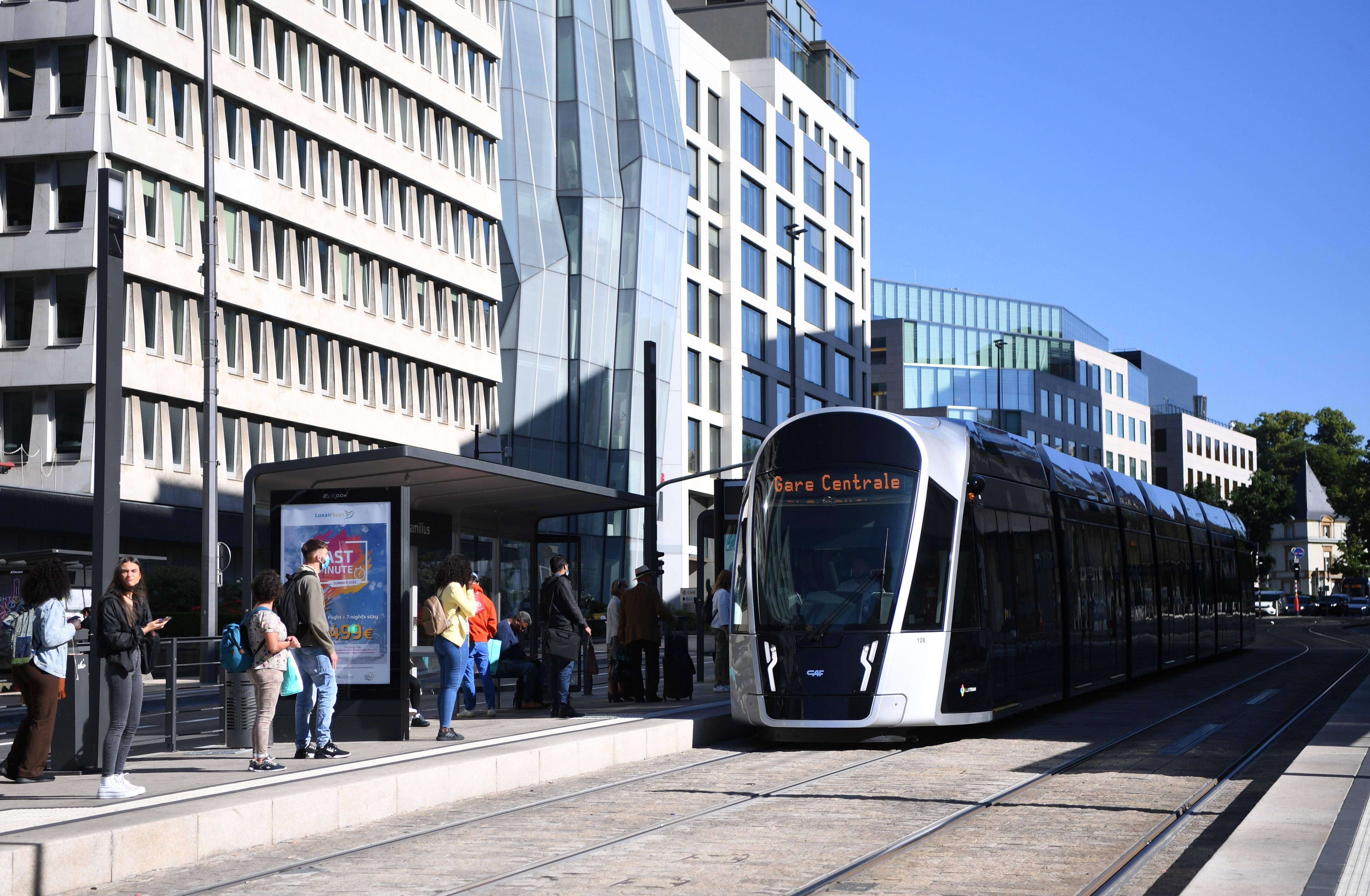 柏林,2022年6月15日6月14日,人们在卢森堡首都卢森堡市一座公共交通