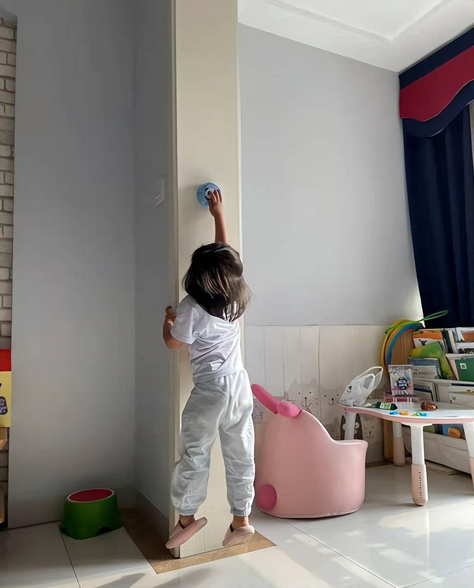 男孩每天摸高跳600个进医院,身高焦虑下,多少孩子被动内卷?