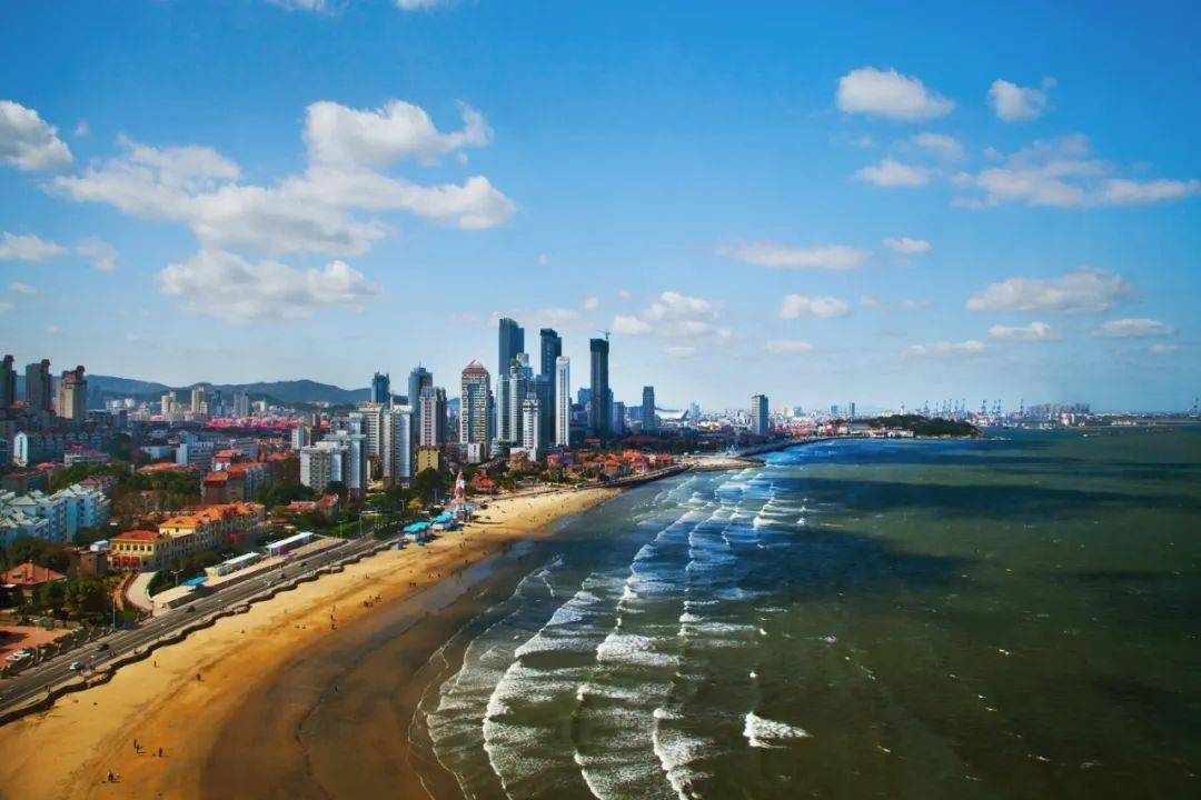 你用蜿蜒千里的壮美海岸,拥抱八方来客,连结五洲四海.