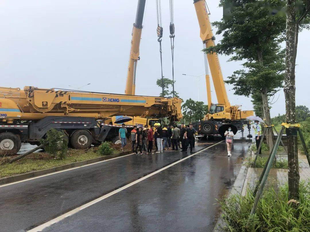 超大型起重吊車側翻了,交警18小時冒雨救援_事故_車輛_路段