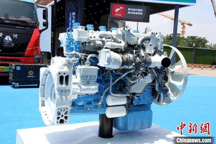中国首台商业化氢内燃机重卡在济南发布
