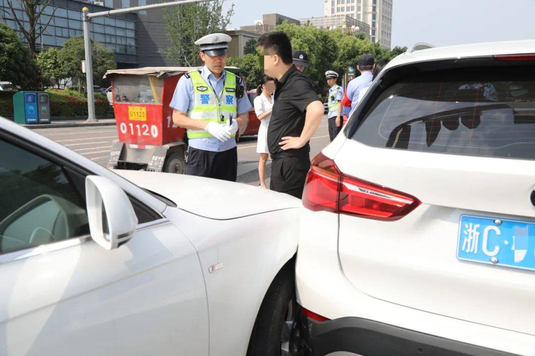 风采浙江省温州市苍南县公安局交警大队杨加寿办案能手专注事故处理