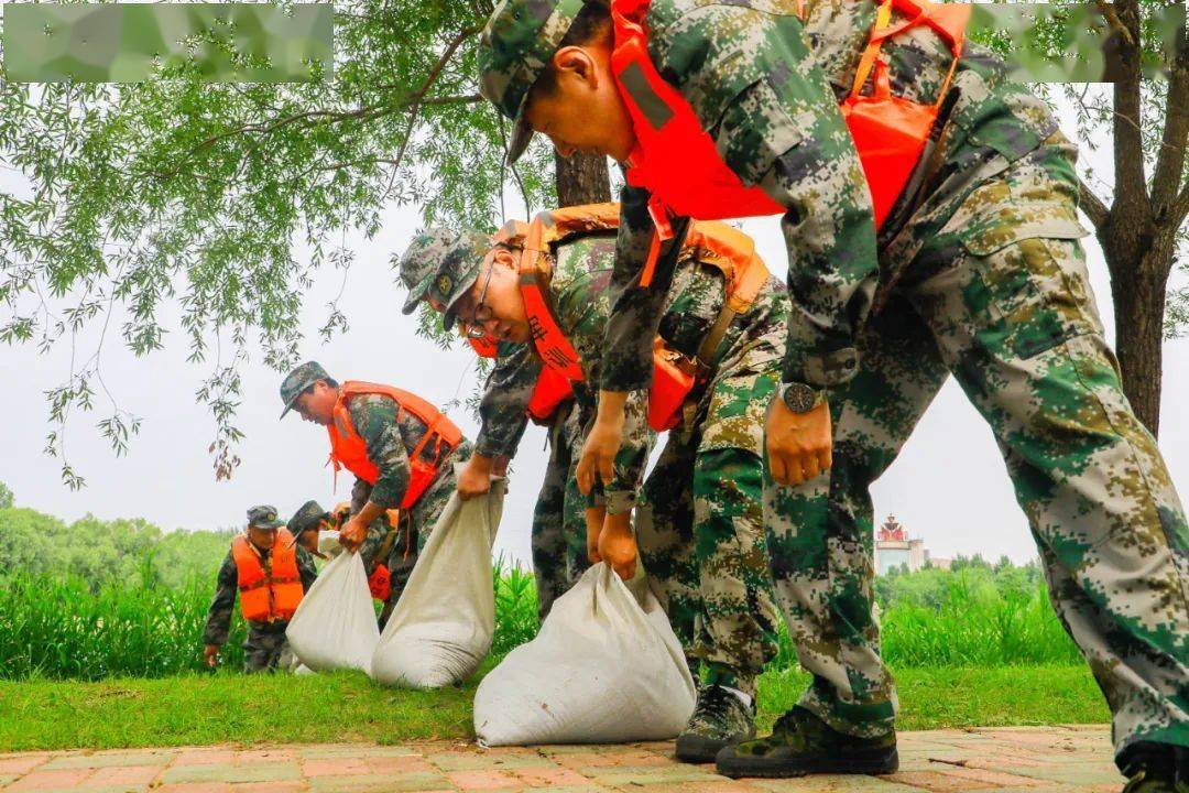 此次演练全过程进行约一个半小时,由区人武部部长吴之翔上校担任总