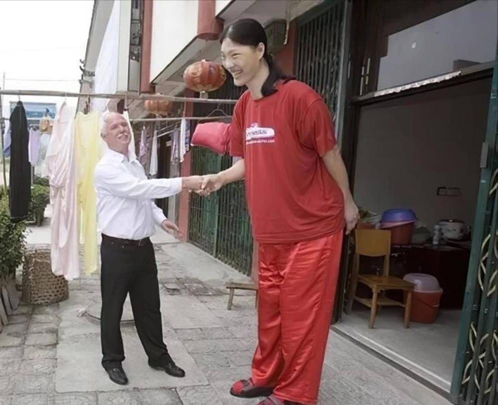 女巨人曾金莲:14岁高过姚明,18岁离世,为何遗体至今未火化?