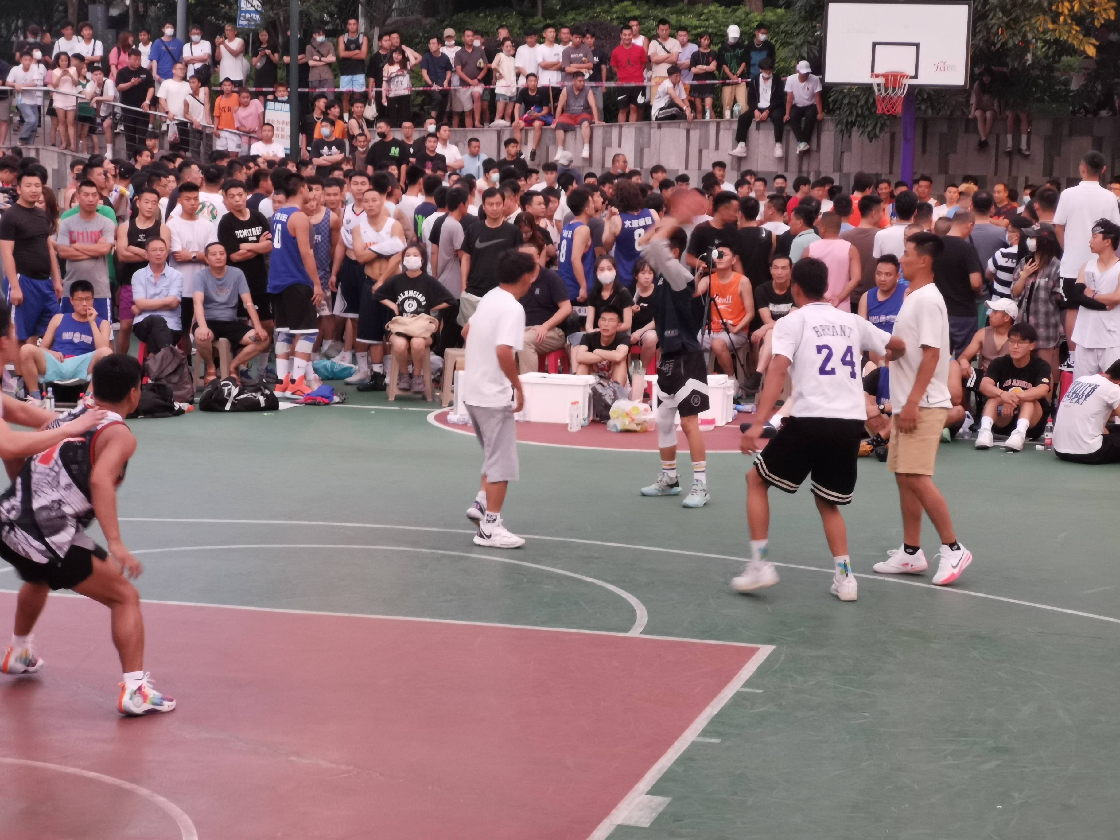 以前有各种品牌的街头篮球赛,也有成都体育中心的篮球公园,迪卡侬篮球