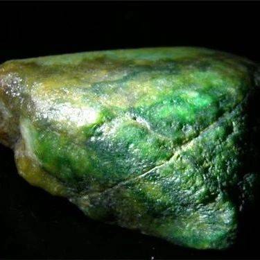新手小白学赌石,翡翠赌石皮壳绿色的形态,你了解哪些!_变化_发展_块状