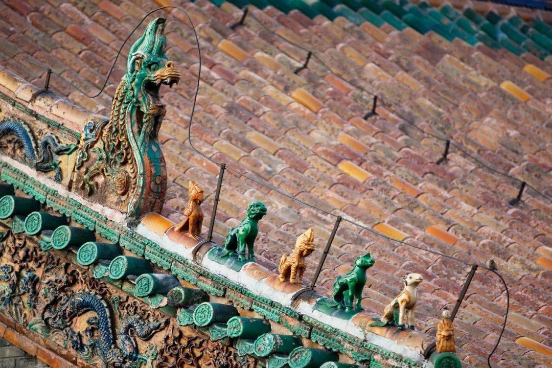 在垂脊上,叫垂兽,在戗脊上叫戗脊兽,但所指的均为脊兽.