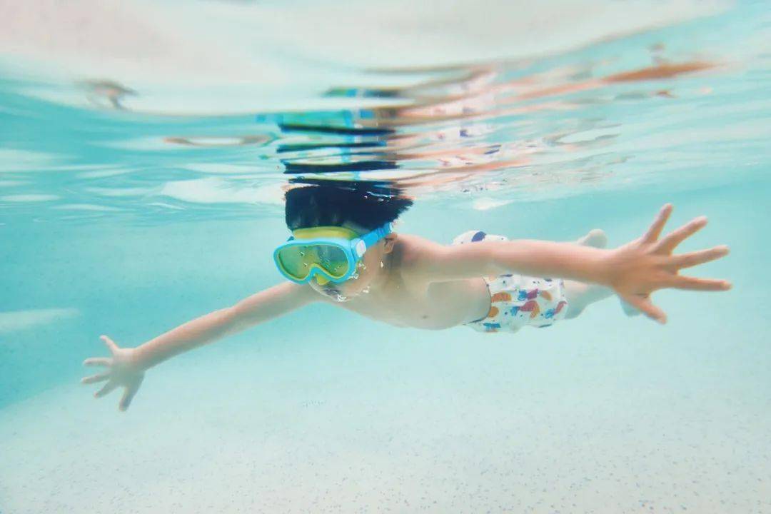 太尴尬游泳馆女性更衣室里惊现十几岁男孩