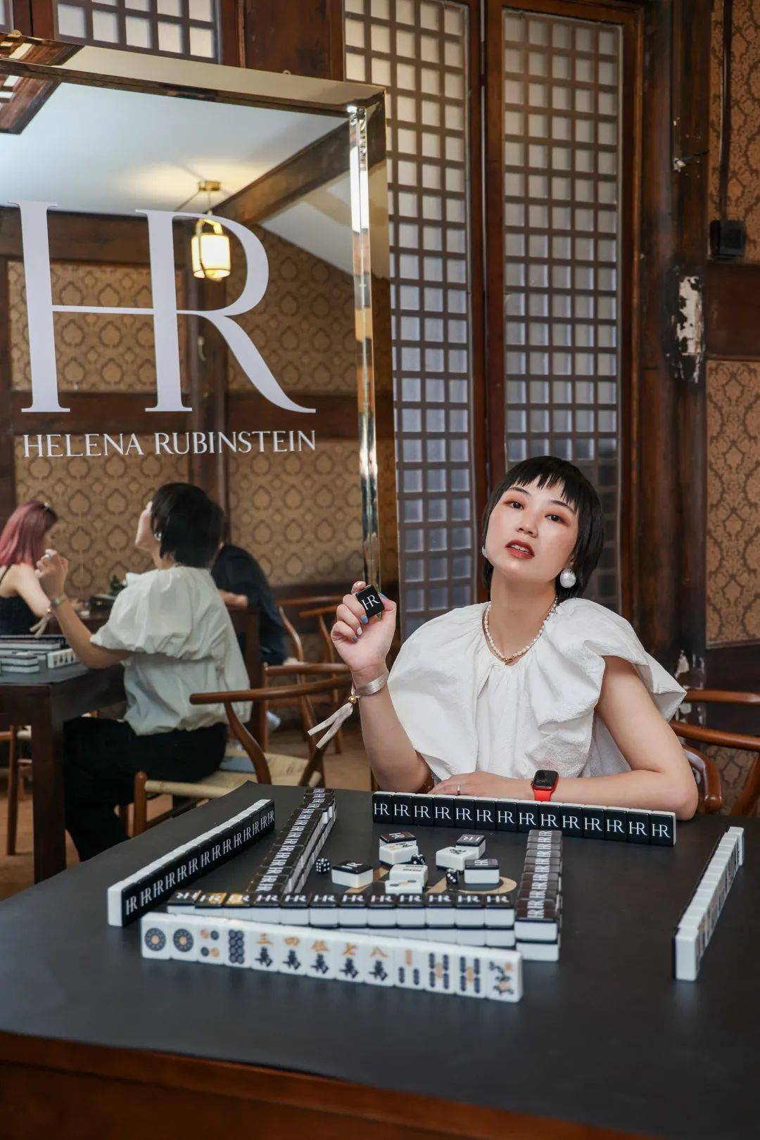 hr赫莲娜携手新潮共溯120年品牌传奇之旅_美容_夫人_先锋