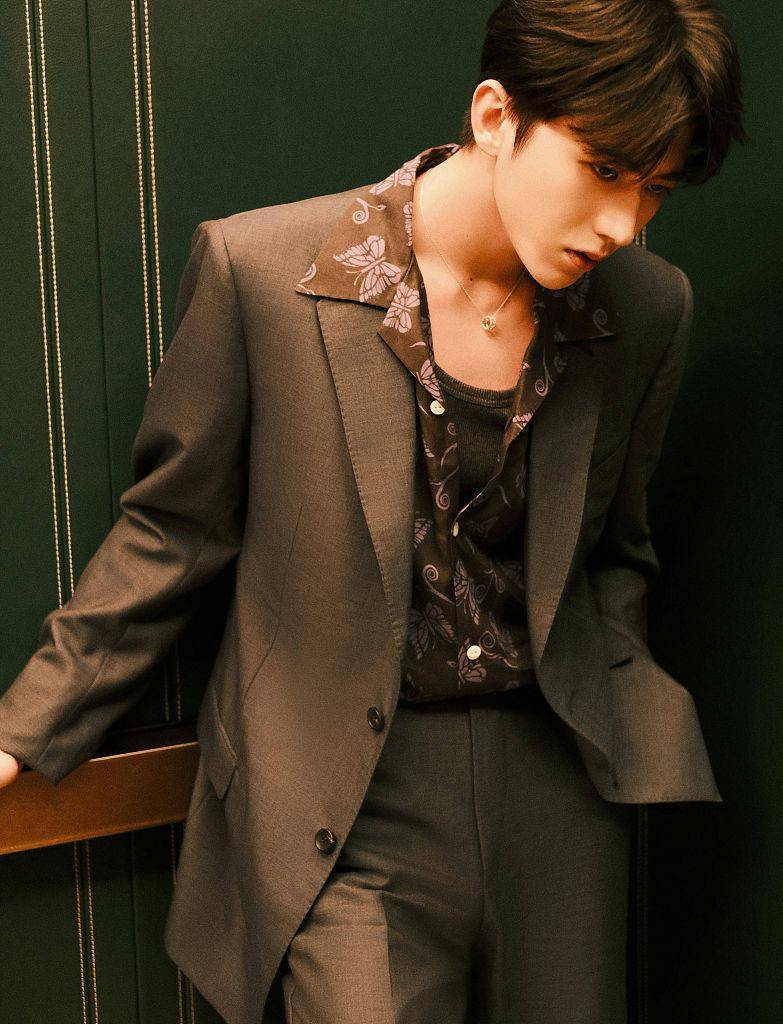 蔡徐坤发布蝴蝶印花黑衬衫西装写真矜贵有型突显绅士气质