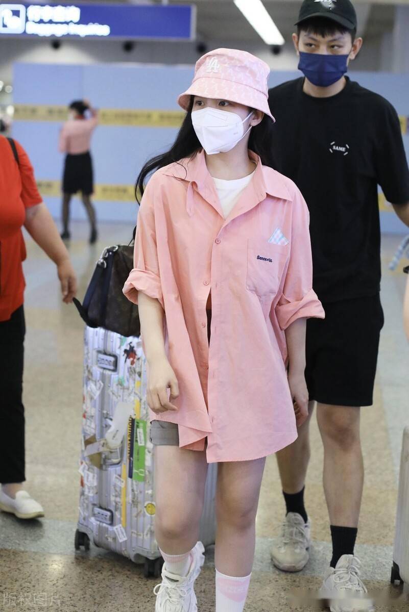 赖美云粉色衬衫搭短裤现身机场戴渔夫帽少女感十足