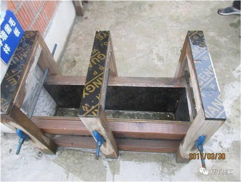 样板集中展示区:二次结构工序设置齐全(构造柱或圈梁定位-钢筋绑扎