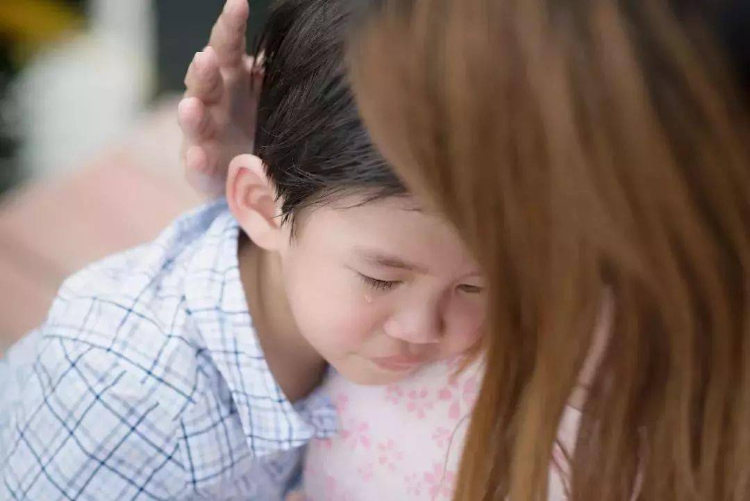 很多宝妈才了解到,原来当孩子哭闹时给予怀抱
