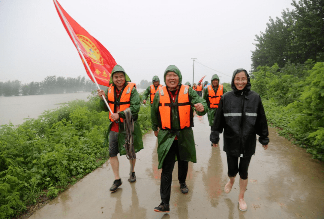 好人"颍"响力 撑起"红雨伞 爱心暖人心_杨立章_社区_服务