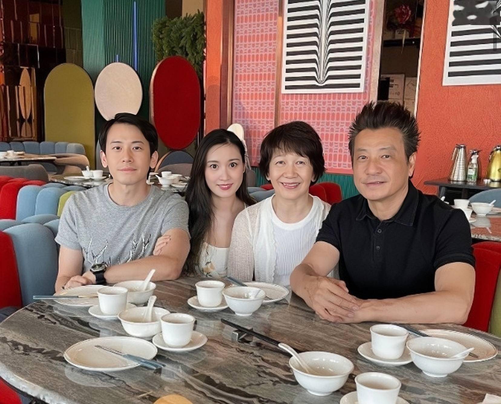 恭喜！香港知名男星宣布美女妻子怀孕，一家四口高颜值羡煞旁人_陈宇琛_石修_林佑蔚