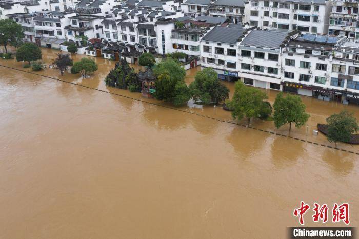 江西发布洪水红色预警 婺源遭暴雨袭击低洼处受淹