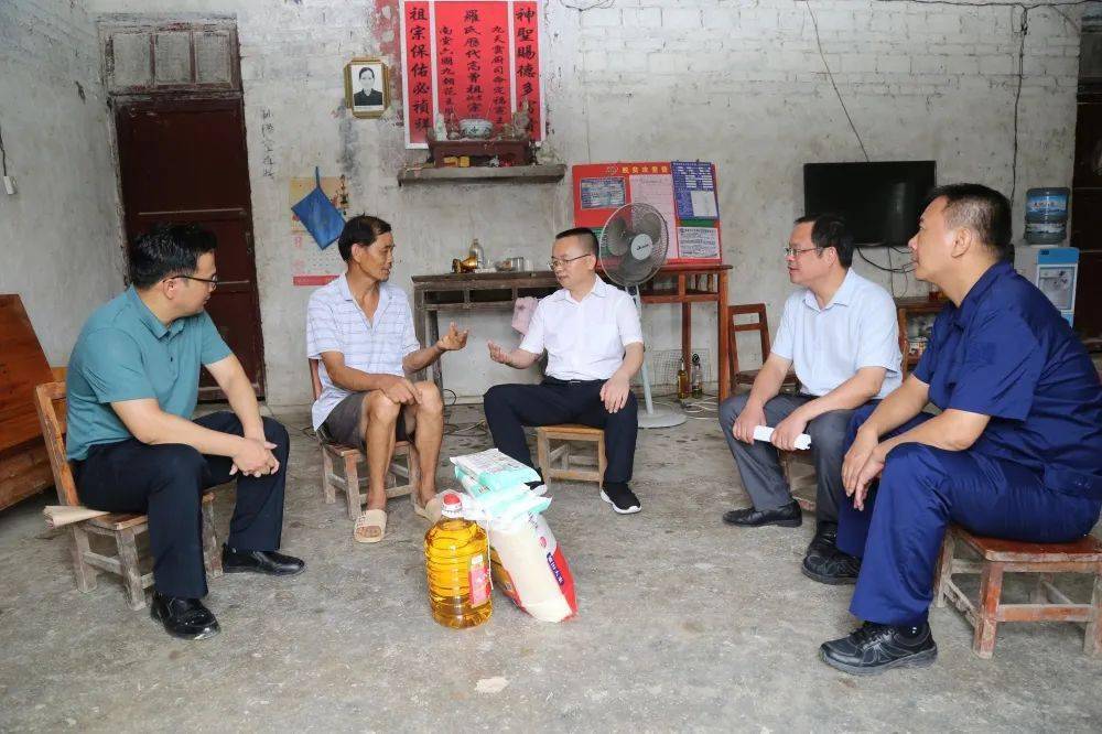 都安:李建君深入一线查看暴雨灾情 指导抢险救灾工作_受灾_群众_离开