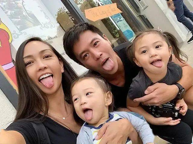 安志杰一家四口如今安志杰和谢苗都身为人夫人父,在事业之外,也有着