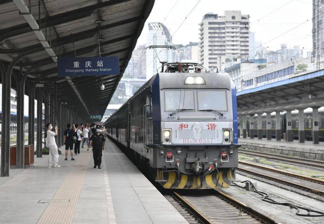 人们纷纷相约来到车站,拍照留念或是购票体验绿皮火车,与老重庆站告别