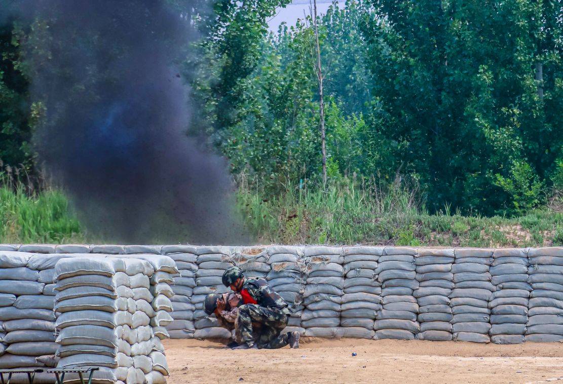 响声震天直击武警新兵手榴弹实弹投掷现场