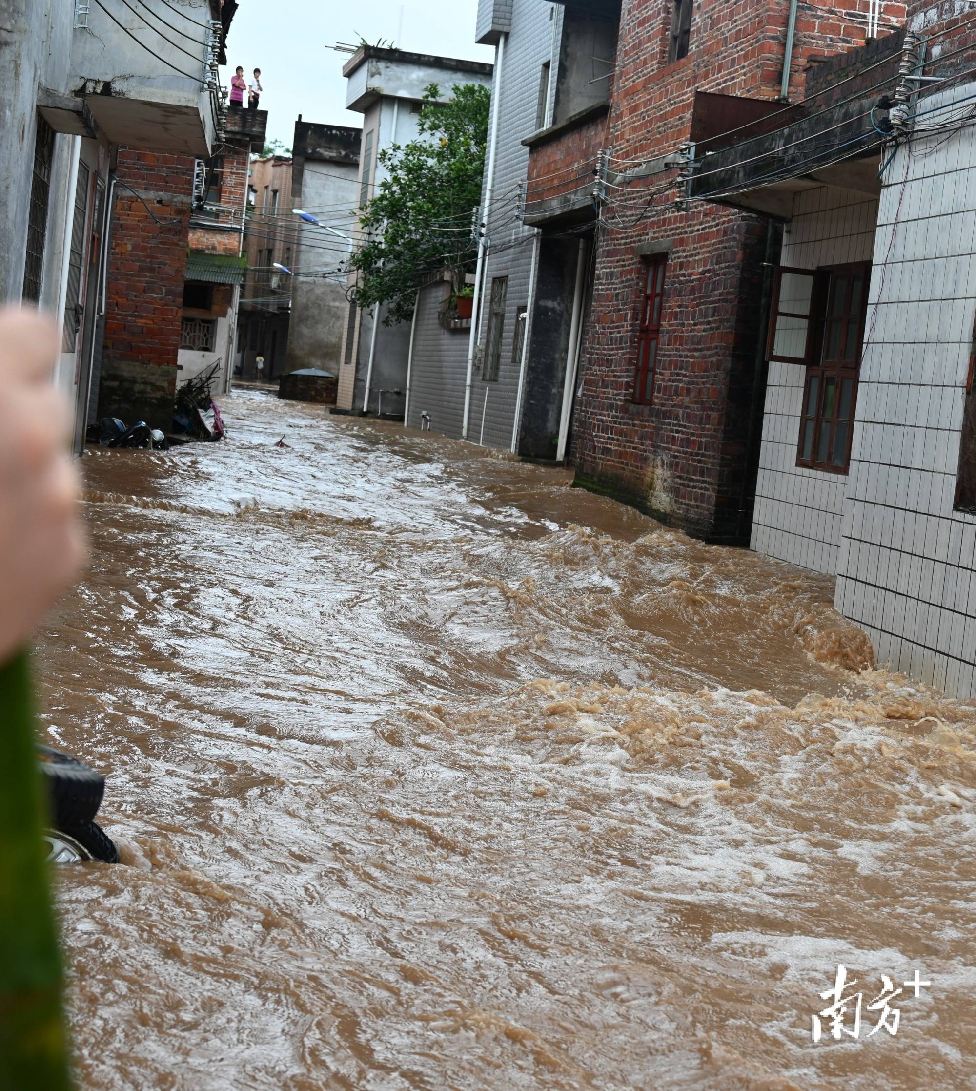 受伤阿婆救出来啦转移4399人记者直击连州洪流中的暖流