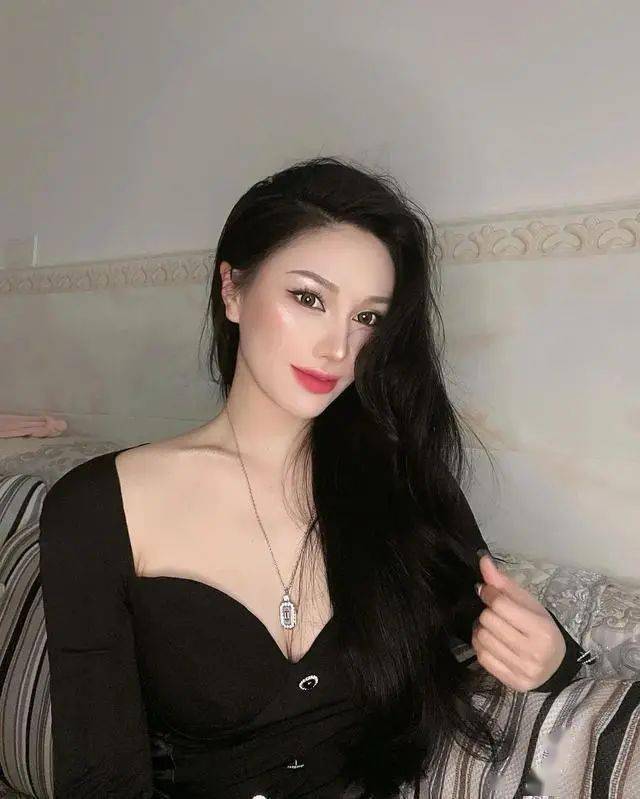 健身版"李嘉欣"极品颜值,性感身材惊艳全网,引得众人疯狂舔屏_小辣椒