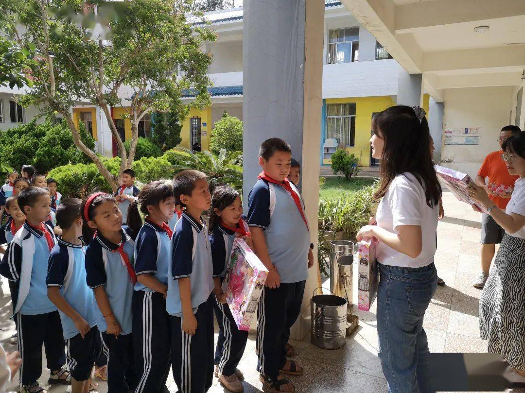 进驻凤庆县鲁史中学支教以来,中山大学研究生支教团共受到省,市,县,镇