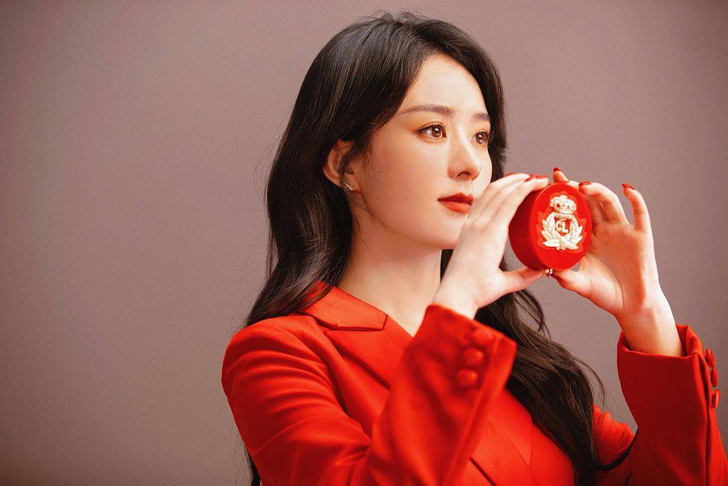 赵丽颖正式担任cl路铂廷彩妆代言人穿大红西装演绎高级美感