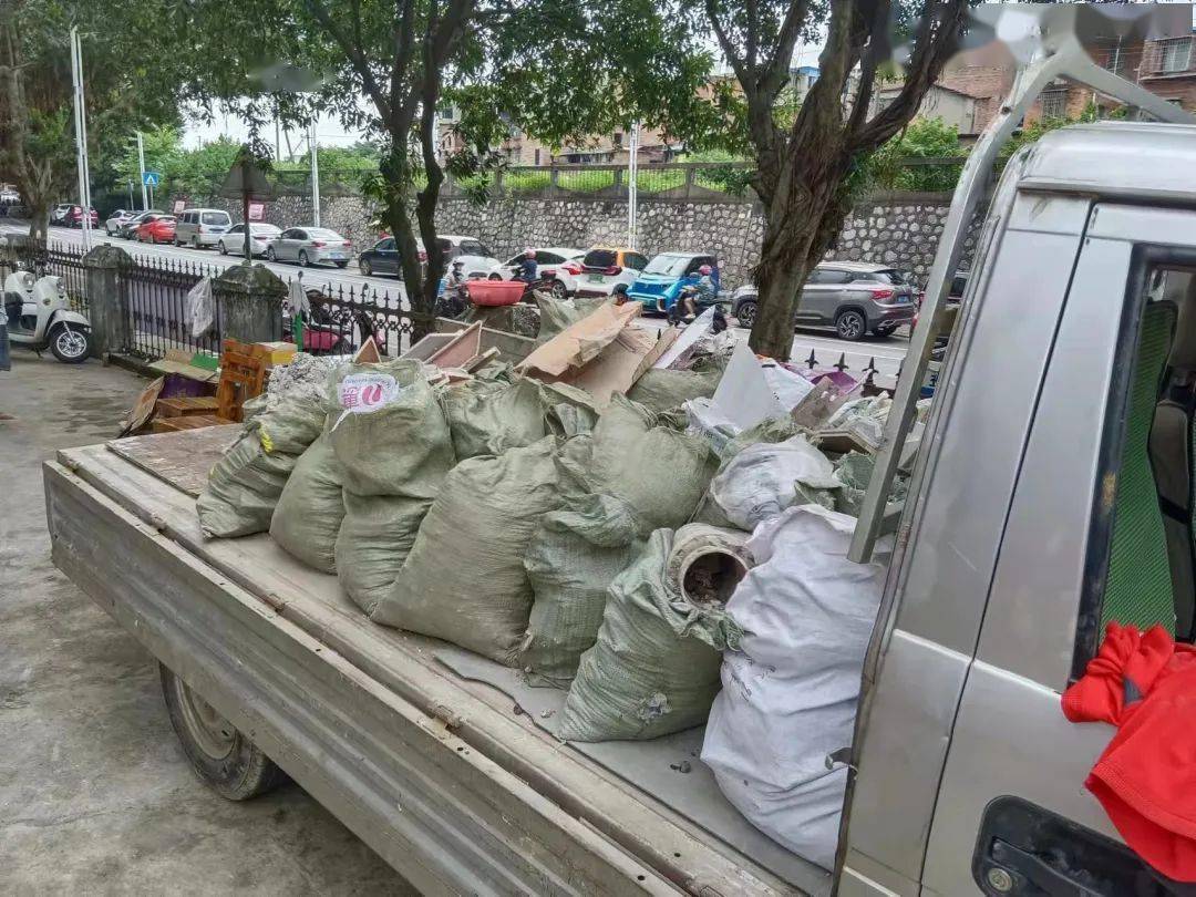 小货车与平常见到的运输建筑垃圾的绿皮车并不相同,怀疑是无证"野马车